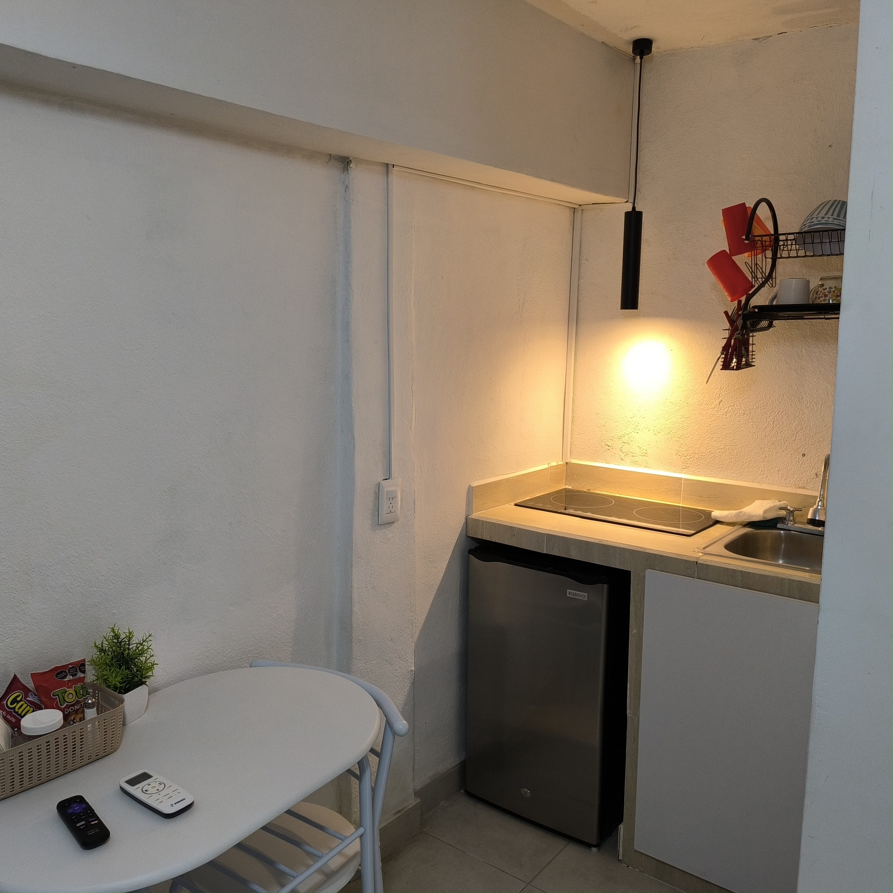 El Loft donde se ve la mesa y la cocineta