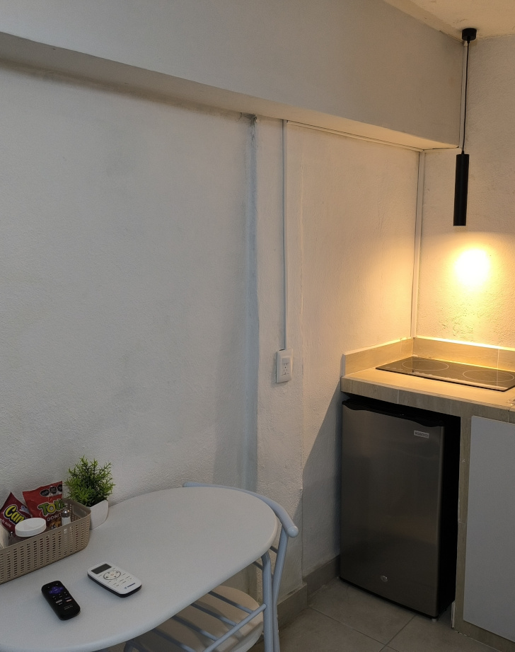 El Loft donde se ve la mesa, la parrilla, y el frigobar