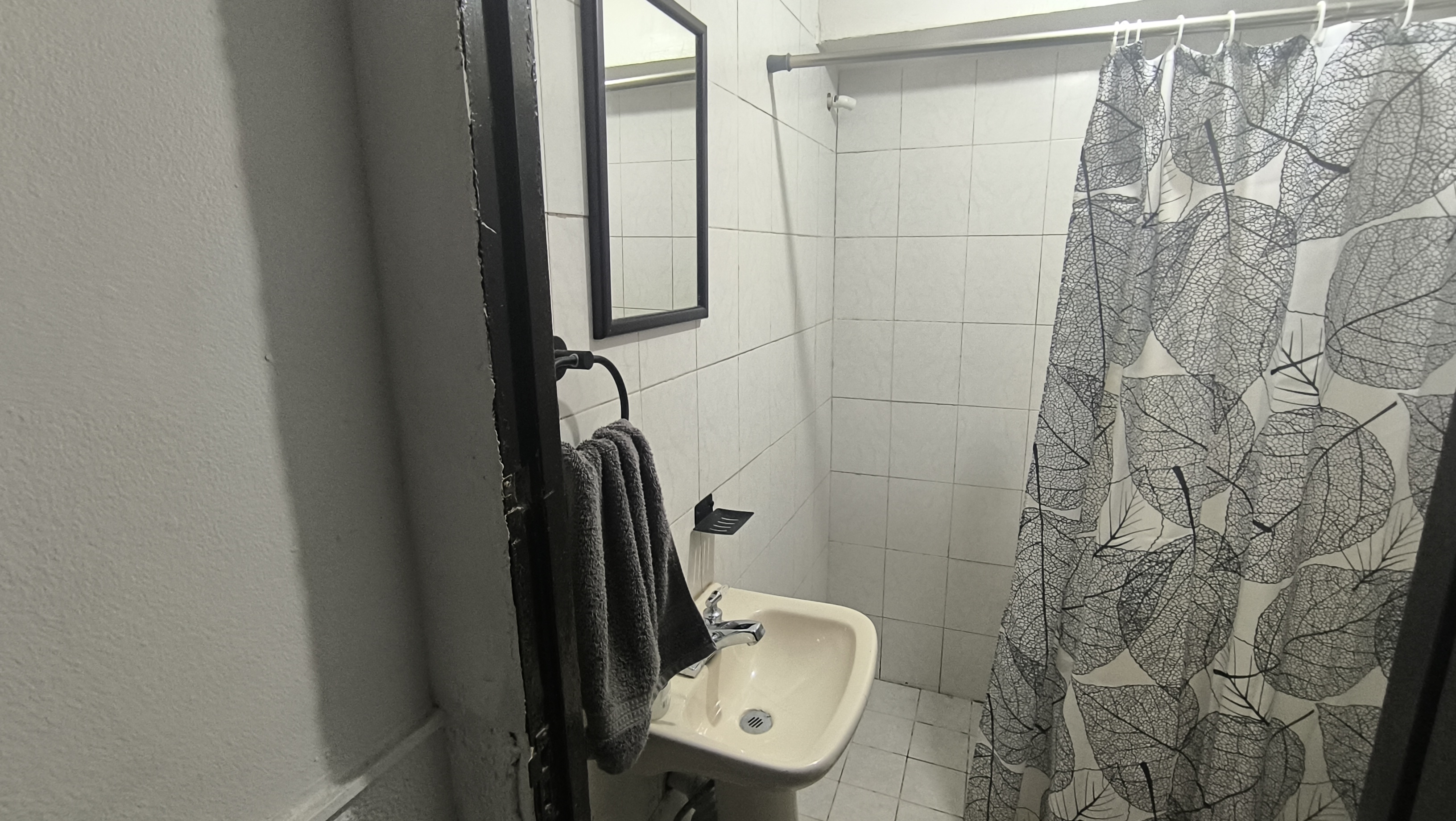 El cuarto 3 del Loft donde se ve el lavabo, el espejo, la regadera del baño