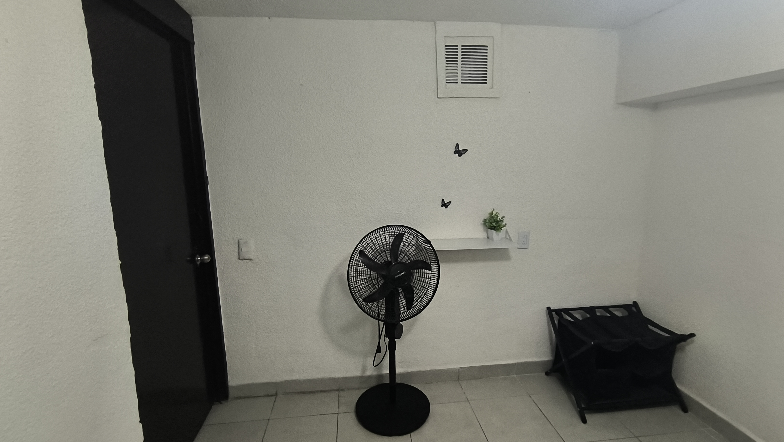 El cuarto 2 del Loft donde se ve el ventilador, el ropero